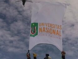 Lulus Pascasarjana, Kolonel TNI AD Selebrasi Terjun Payung Kibarkan Bendera Unas di Angkasa